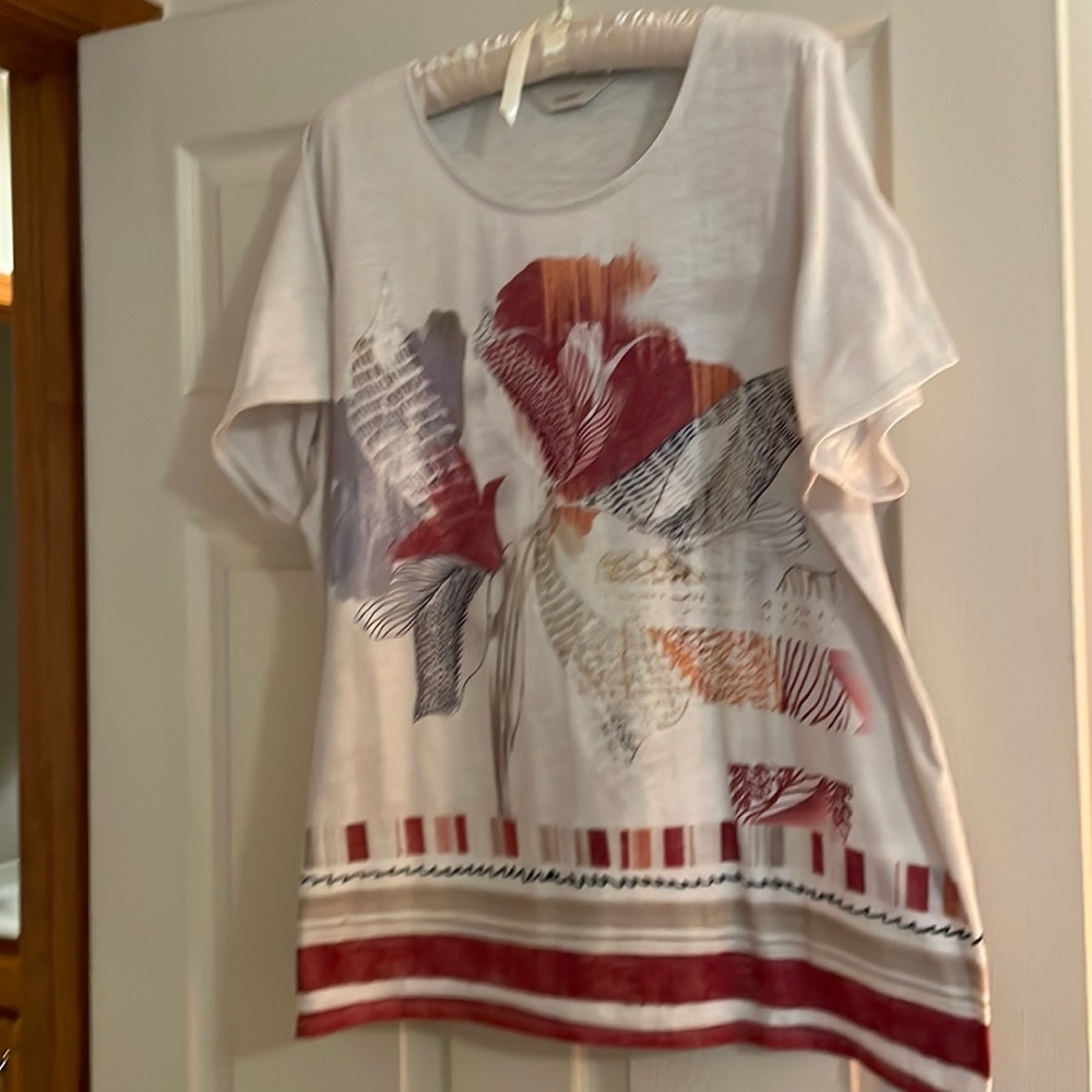 Women’s short sleeve top in cream with burnt sienna print